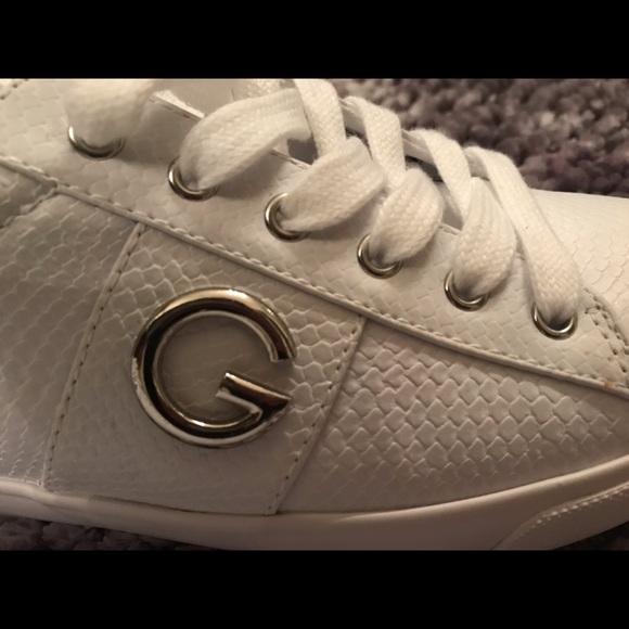 NWOT Guess signature designer sneakers Size 9 - Picture 5 of 6